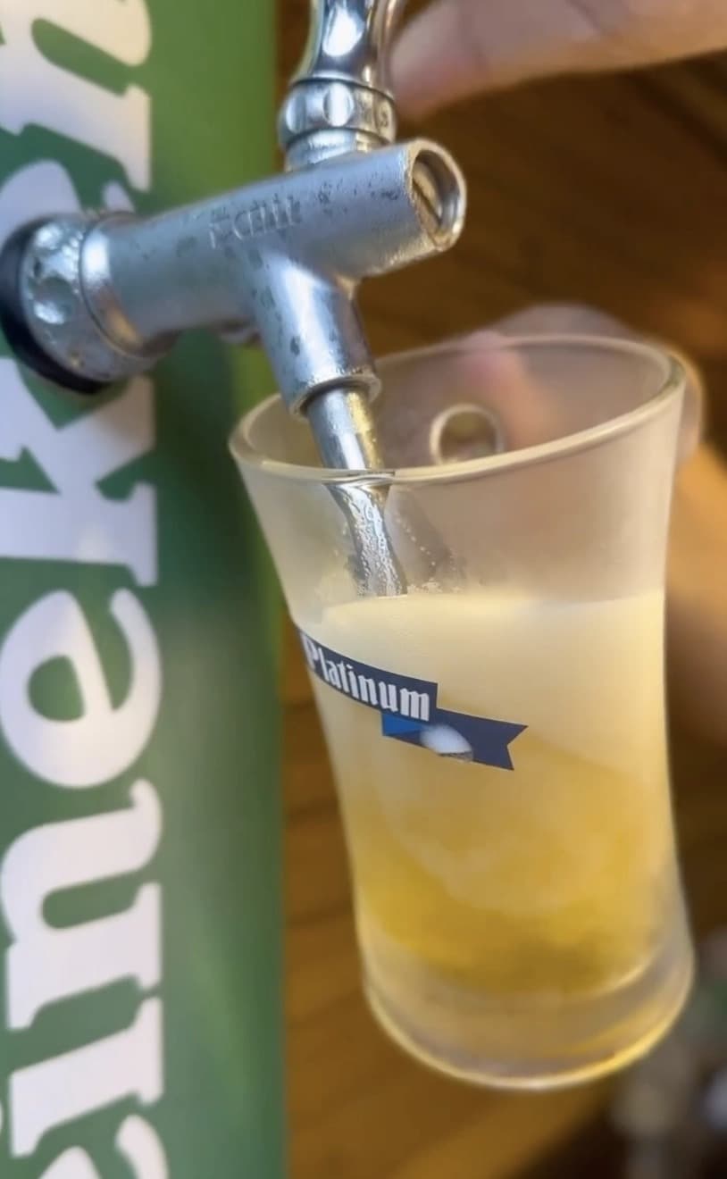Cerveja sendo servida no bar